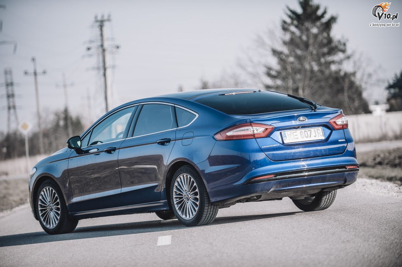 Volkswagen Passat Variant vs Ford Mondeo liftback