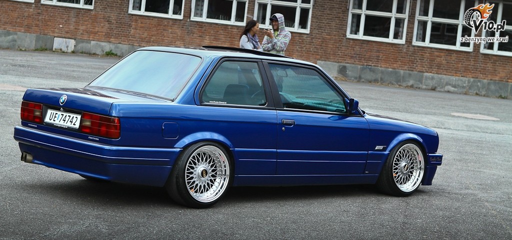 BMW E30 Stance