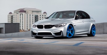 BMW M3 z niebieskimi felgami HRE