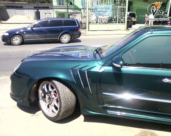 Mercedes E W124 po obrzydliwym tuningu