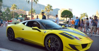 Piłkarz Samuel Eto i jego Mansory Siracusa pod kasynem w Monaco