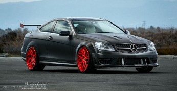 Mercedes C63 AMG z kompresorem i kutymi felgami