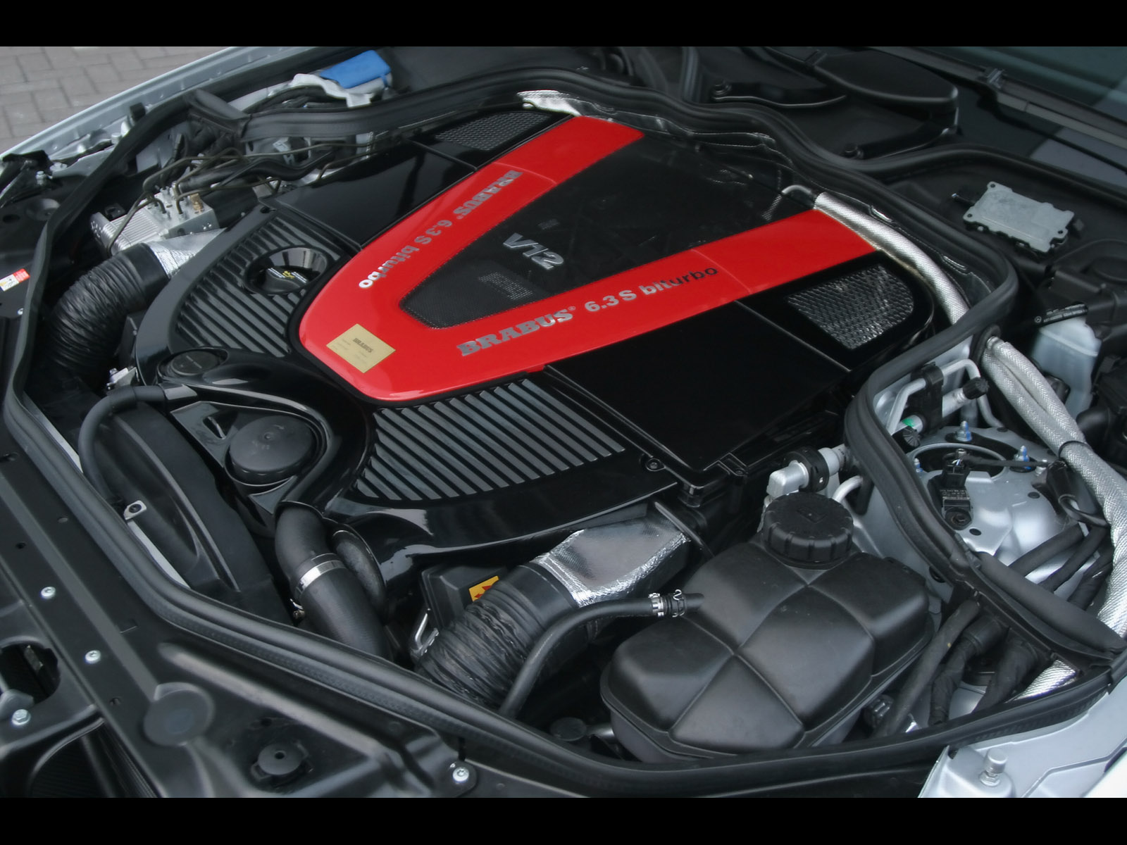 http://www.v10.pl/narzedzia/tapety/Samochody/Mercedes/Mercedes%20CLS/2005%20Brabus%20Rocket%20silnik%201600x1200_1126.jpg
