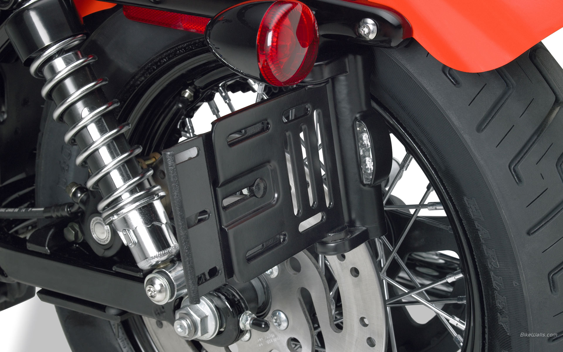 Harley davidson крепление. Harley Davidson Sportster xl1200n. Боковой держатель номера Harley Davidson Sportster. Боковое крепление номера Harley Davidson Sportster. Harley Davidson Sportster 1200 2007.